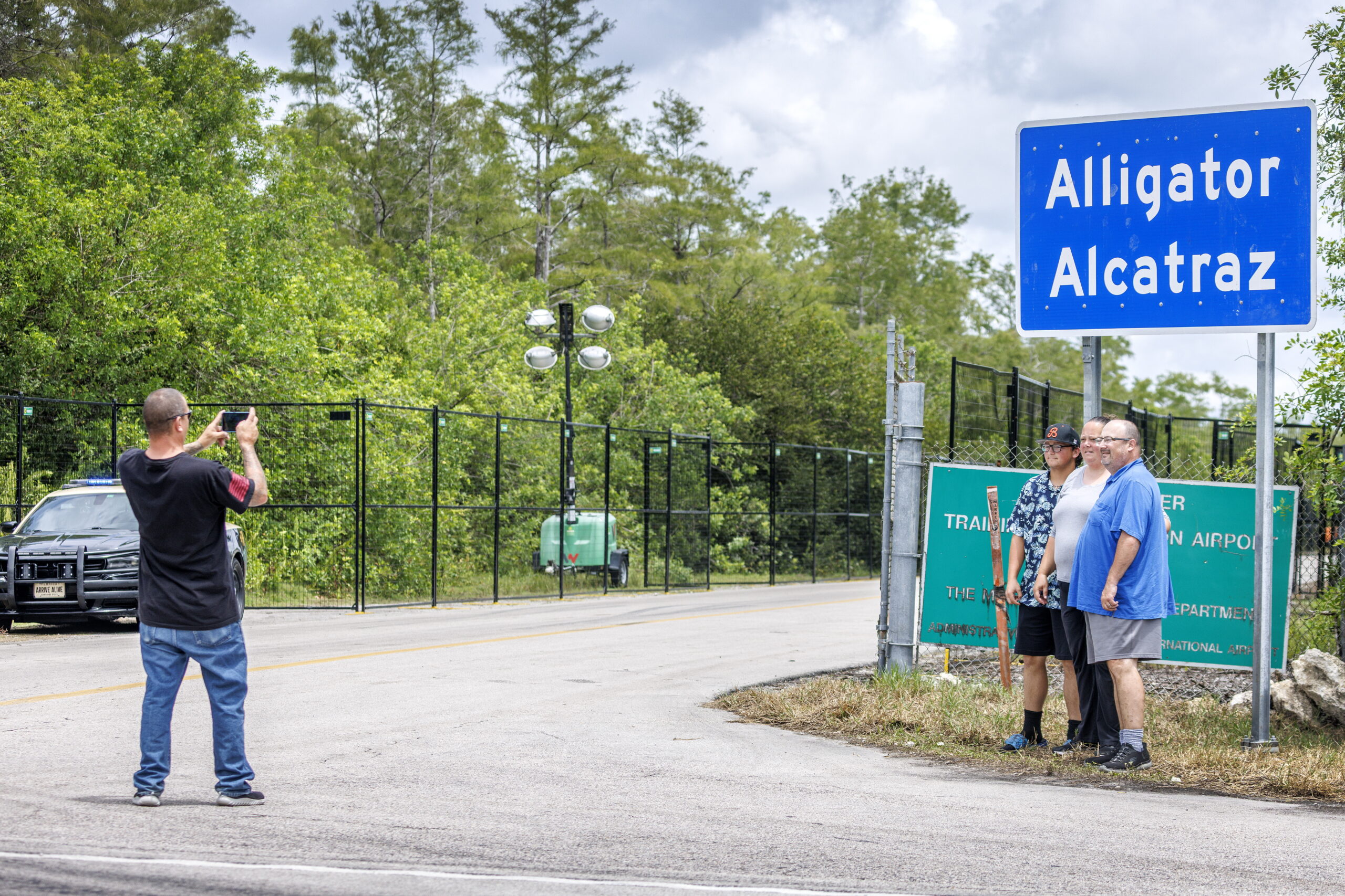 EE.UU. repartirá $608 millones para construir centros de detención de migrantes