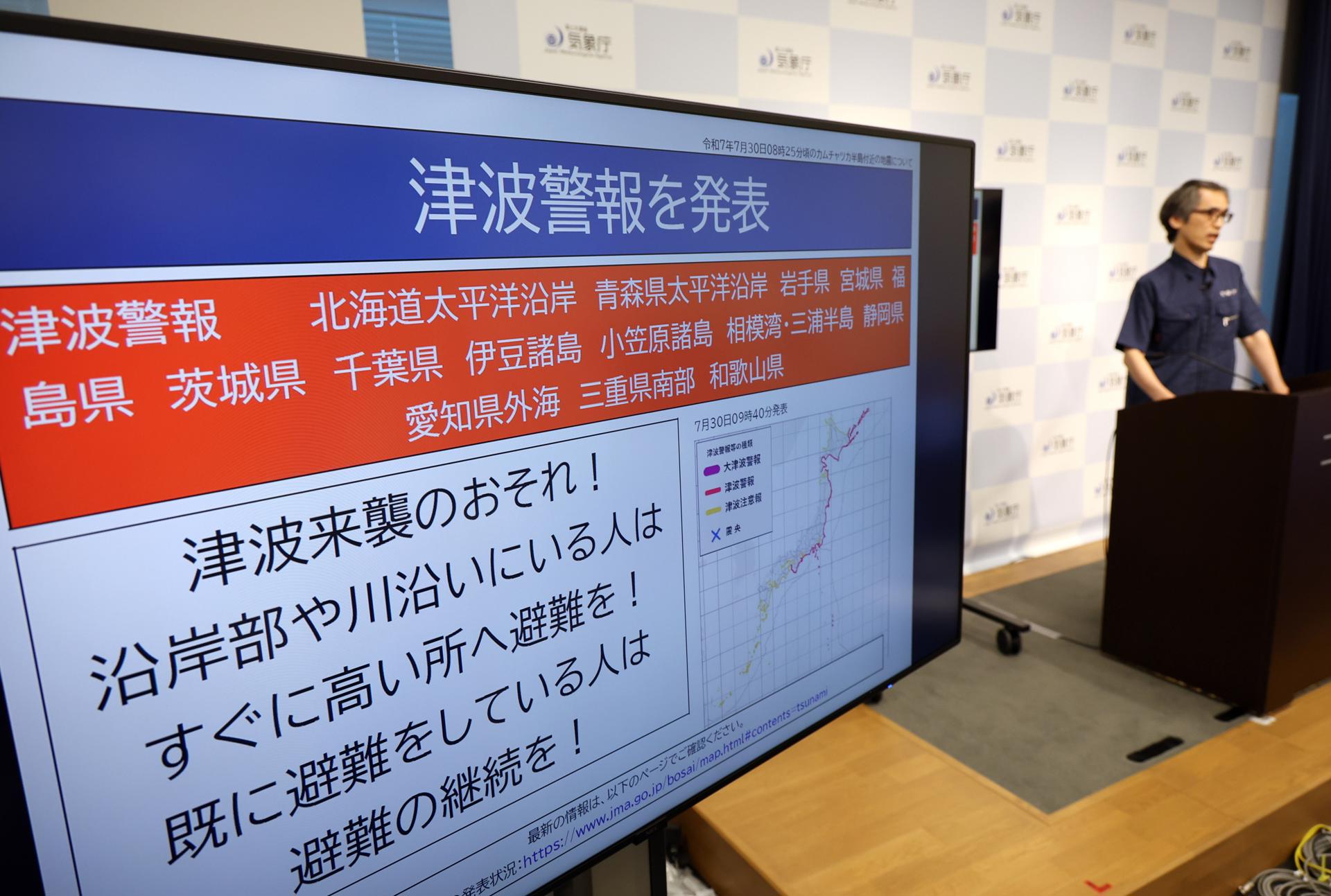 Japón rebaja la alerta por tsunami en la mitad de su costa pero la mantiene en el noreste