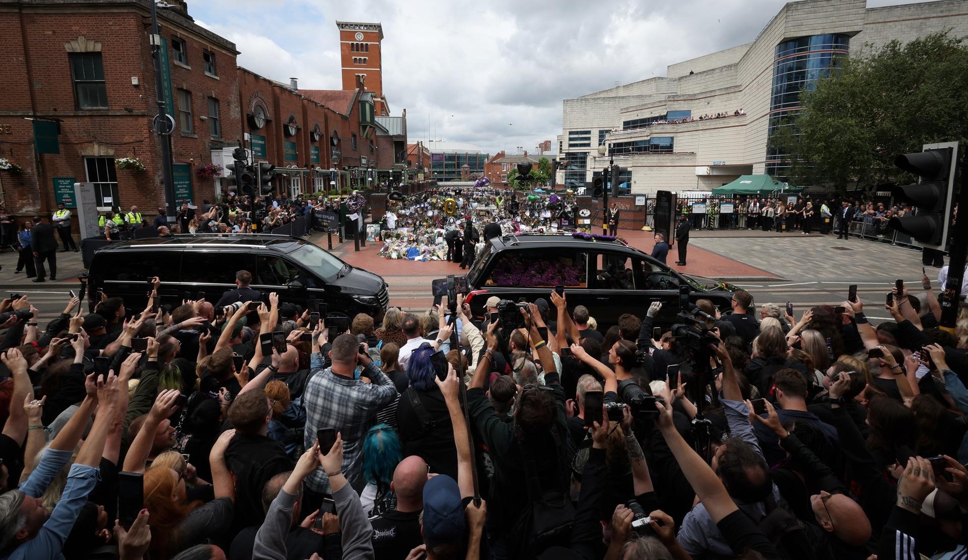 Birmingham se despide de Ozzy Osbourne con multitudinario cortejo fúnebre