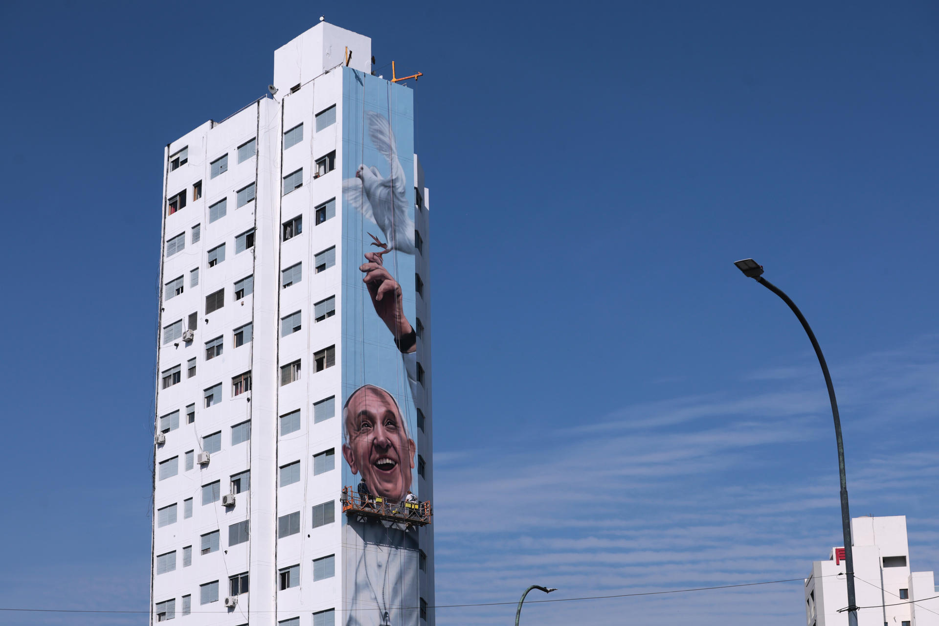 Con mural del papa Francisco, Martín Ron completa trilogía de ídolos populares argentinos
