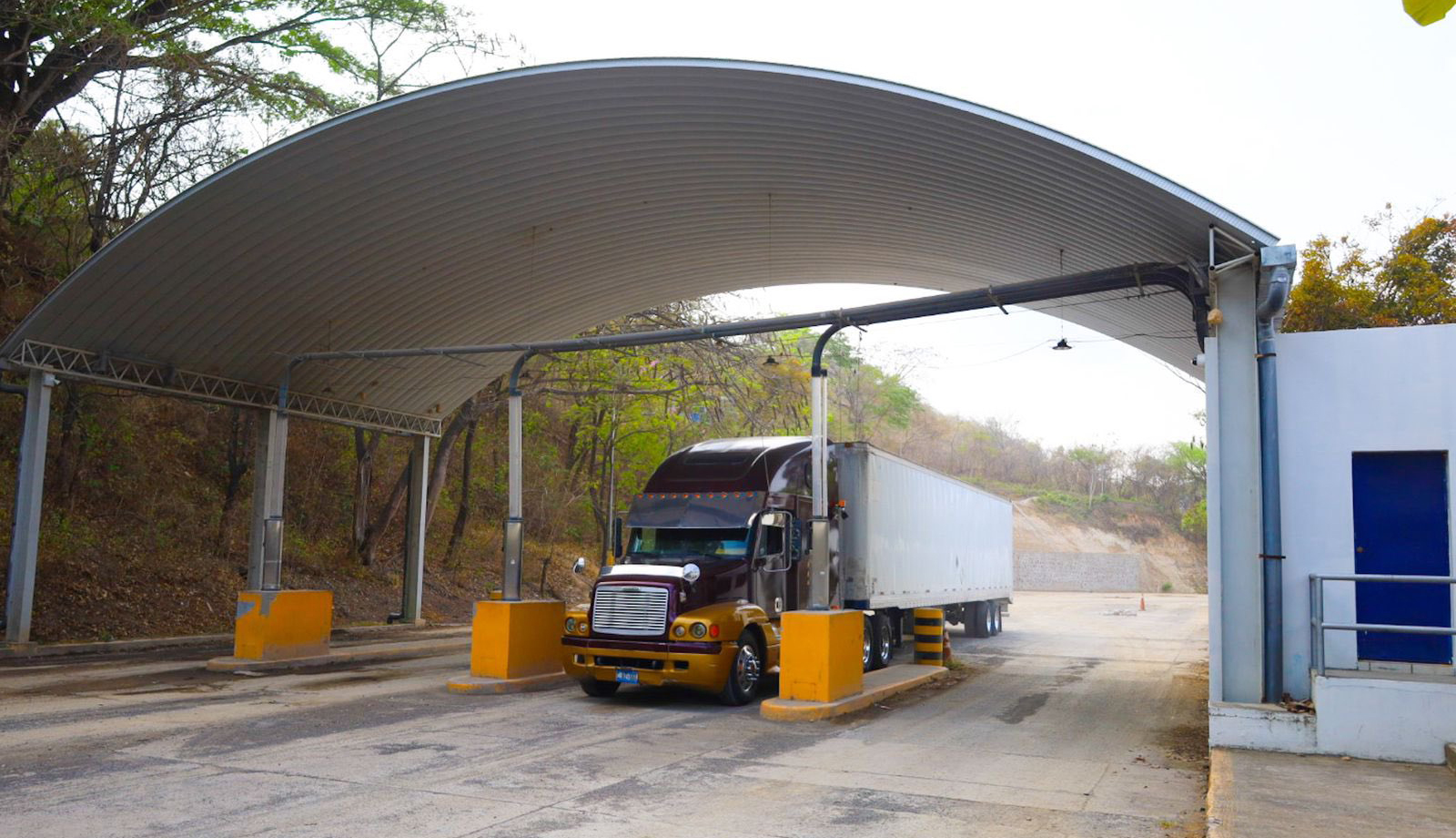 Transportistas alertan que el tiempo para llevar mercadería a Honduras se ha duplicado por cierre de carretera CA-4