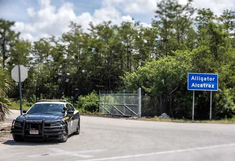 EEUU inicia deportaciones desde centro migratorio “Alligator Alcatraz” en Florida