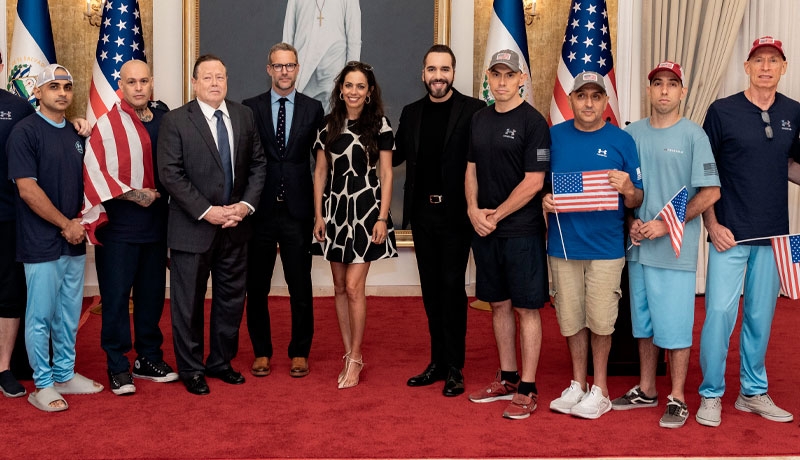 Nayib Bukele y funcionarios del la administración Trump se reunieron con los 10 estadounidenses liberados.