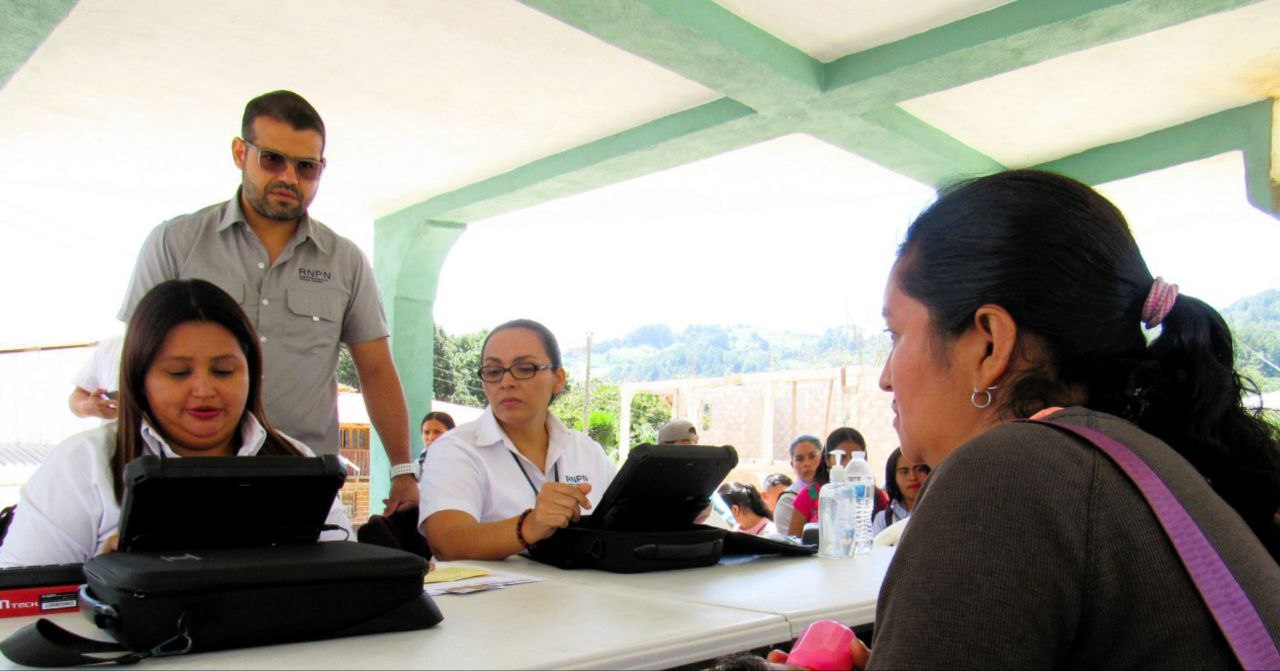 Cancillería y RNPN continúan carnetización de personas en tránsito entre Honduras y El Salvador