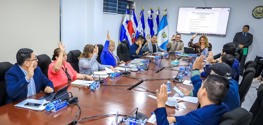 Diputados avalan ley que otorga deducciones fiscales hasta de cinco salarios mínimos por contratar a salvadoreños retornados