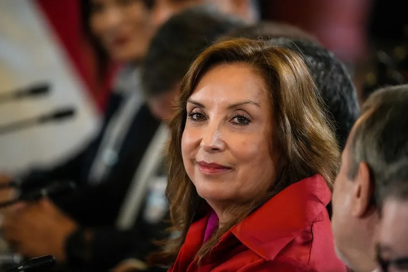 Desaprobación de presidenta peruana alcanza 97 % tras aumento salarial a más de $10,000