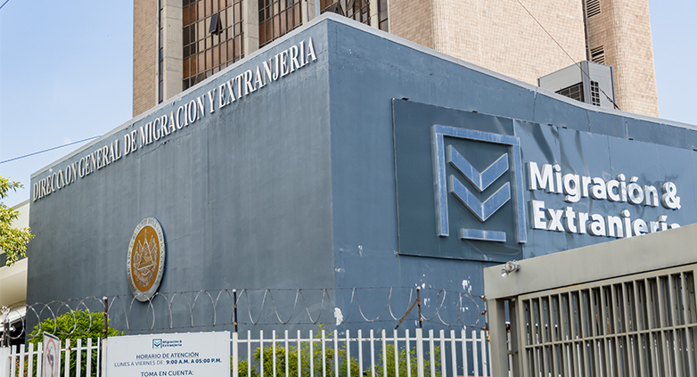 Migración se declara incompetente de informar sobre ciudadanos estadounidenses enviados a El Salvador junto a sus padres deportados