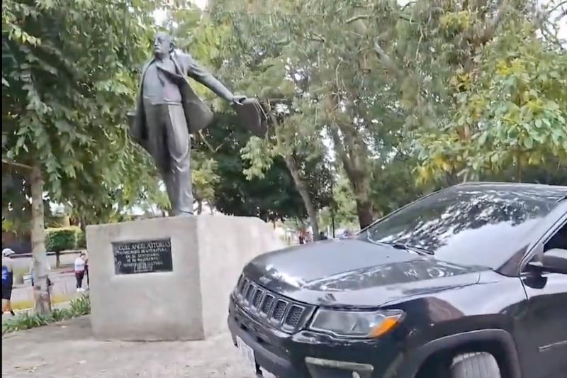 Salvadoreño ebrio se estrella contra monumento en Guatemala, lo multan con $650
