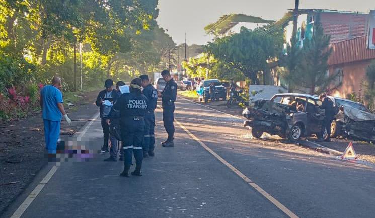 Dos fallecidos y un lesionado en brutal accidente de conductores ebrios en Santa Ana