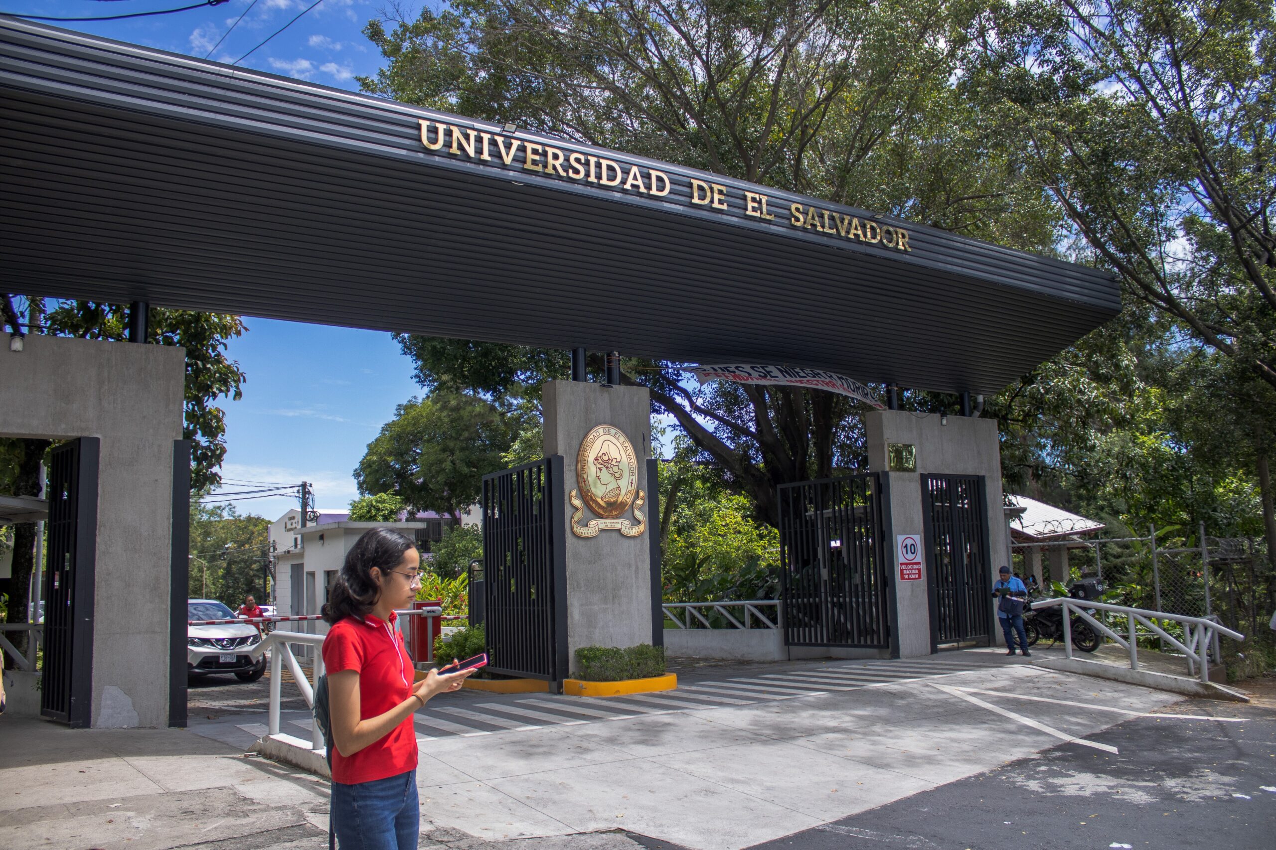 UES aclara que cambios en notas mínimas es por normativa del Mined y no por acreditación