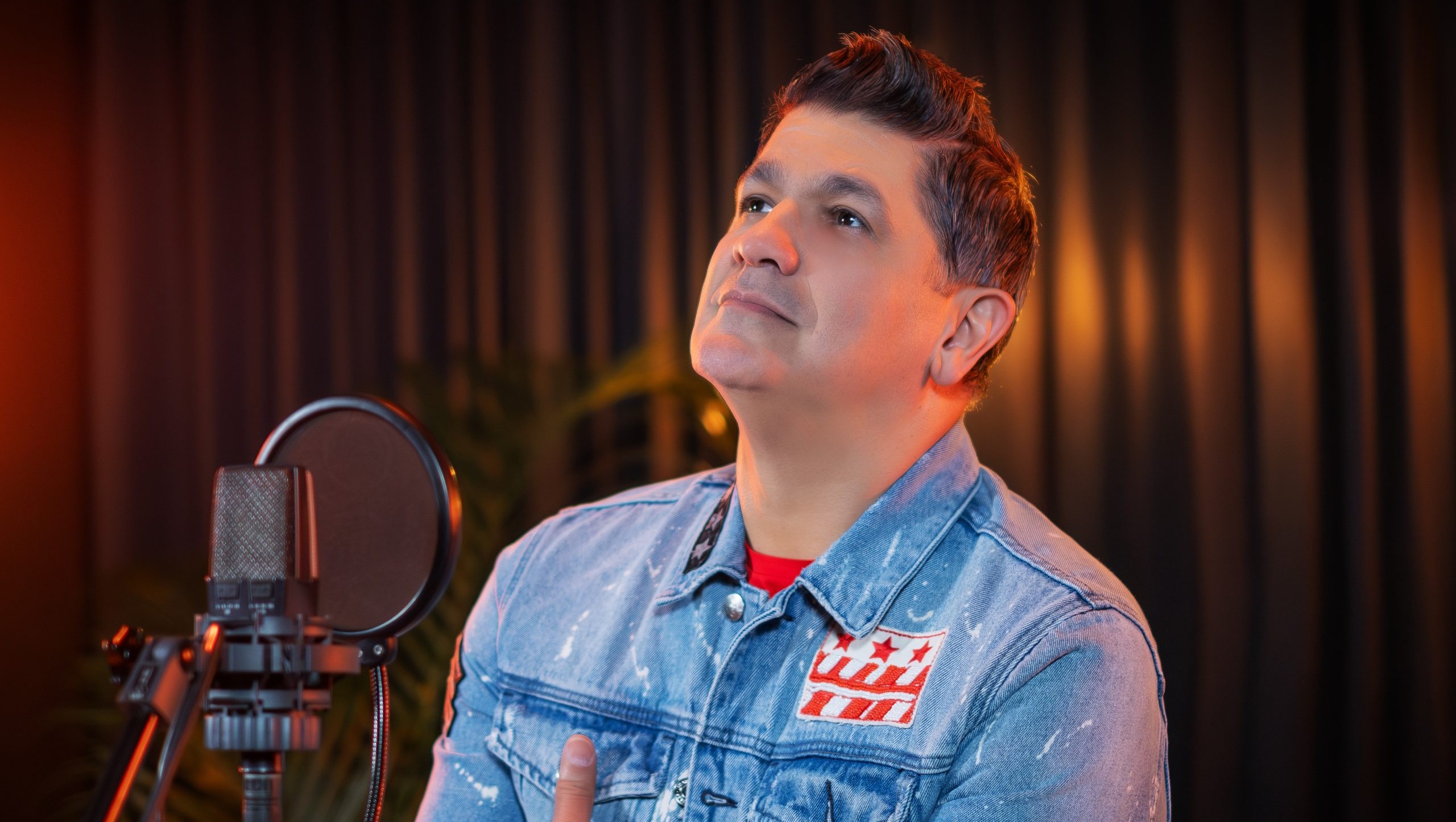 El ícono dominicano Eddy Herrera cantará esta noche en las Fiestas Julias 2025