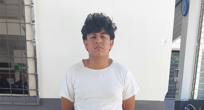 Capturan a sujeto que embistió una patrulla al huir con mercadería de contrabando