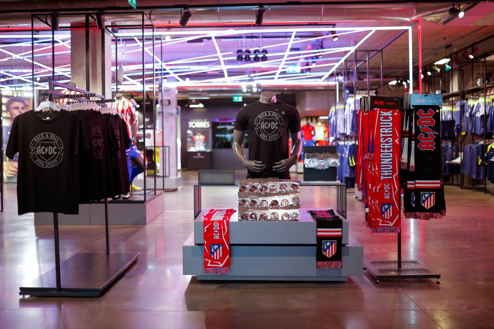 El Atlético de Madrid y AC/DC lanzan una colección especial de oficial de productos