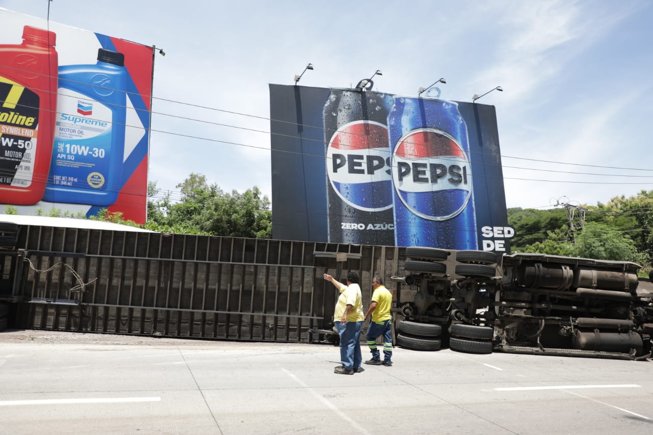 Furgón se estrella en separadores en la curva del Papaturro 