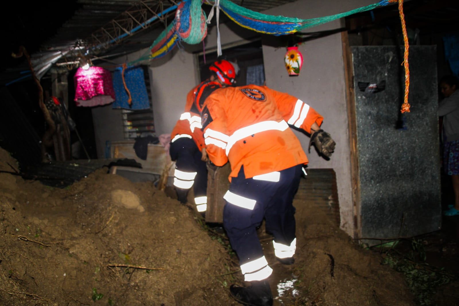 Evacúan a cuatro personas por deslizamiento de tierra en vivienda de Ilopango tras lluvias