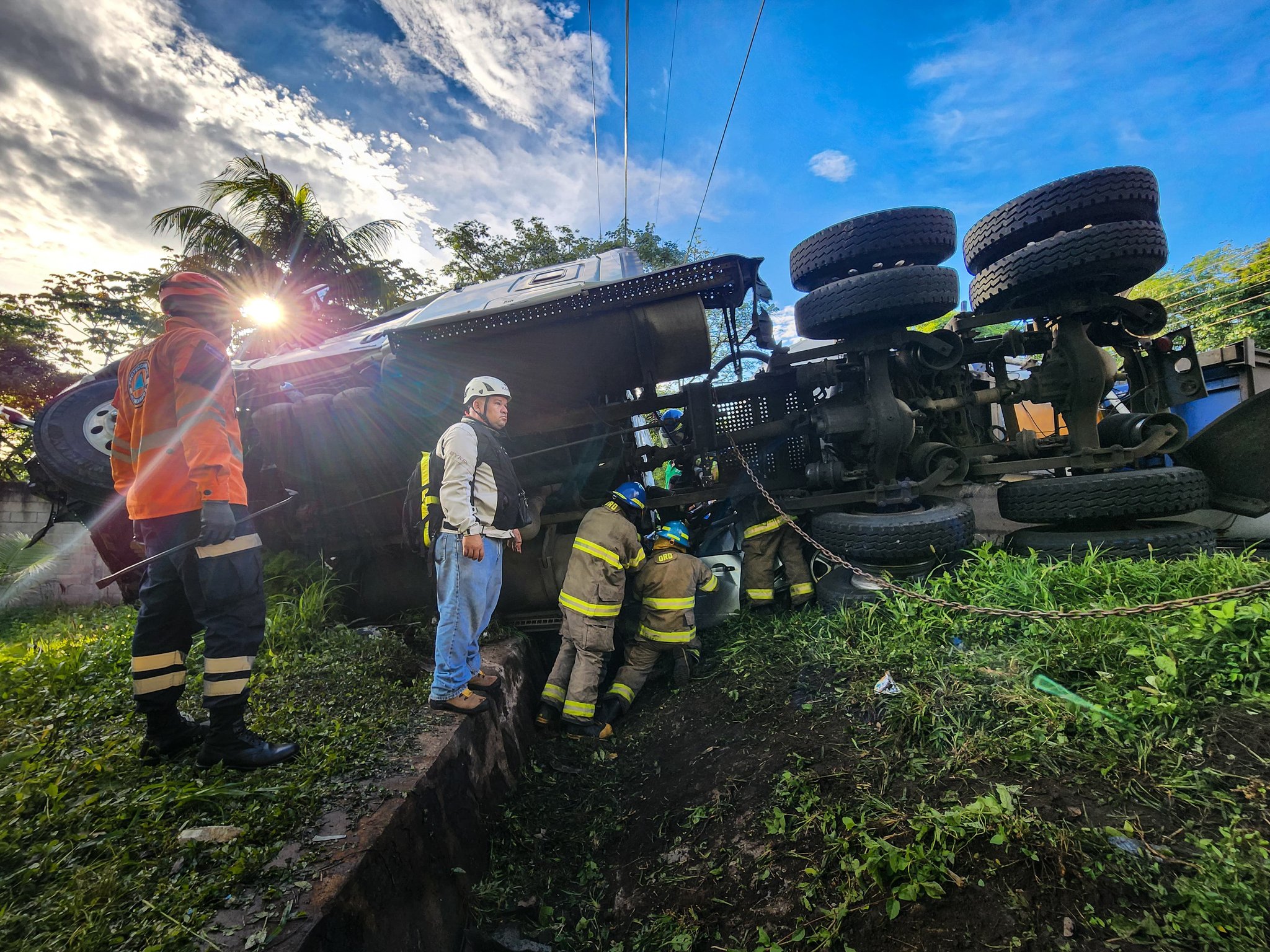 Pipa vuelca en la carretera Panamericana en Moncagua