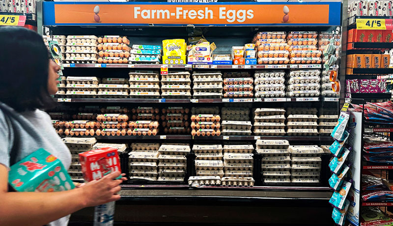 El Gobierno de Trump demanda a California por el precio de los huevos