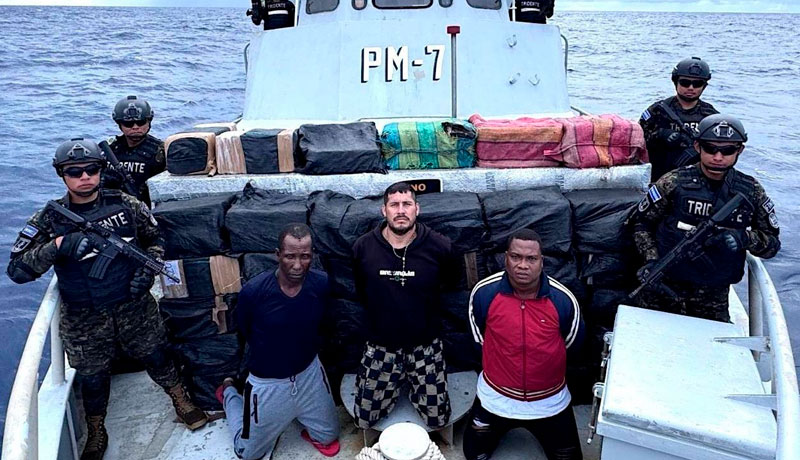 Fuerza de Tarea Naval Tridente incauta 1.3 toneladas de cocaína en altamar