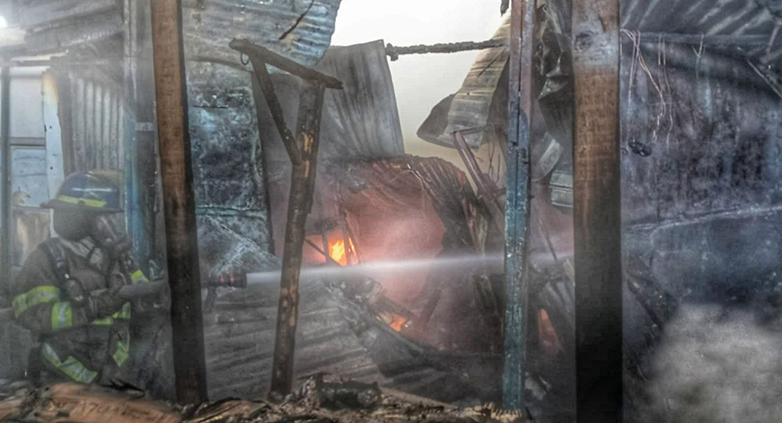 Bomberos investiga causas de incendio en mercado de Soyapango