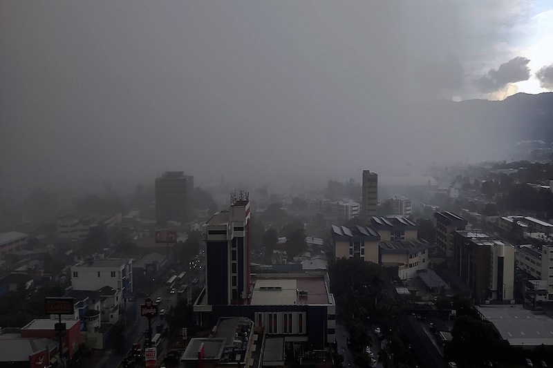 Tormentas se intensificarán en zona oriental y central de El Salvador este lunes