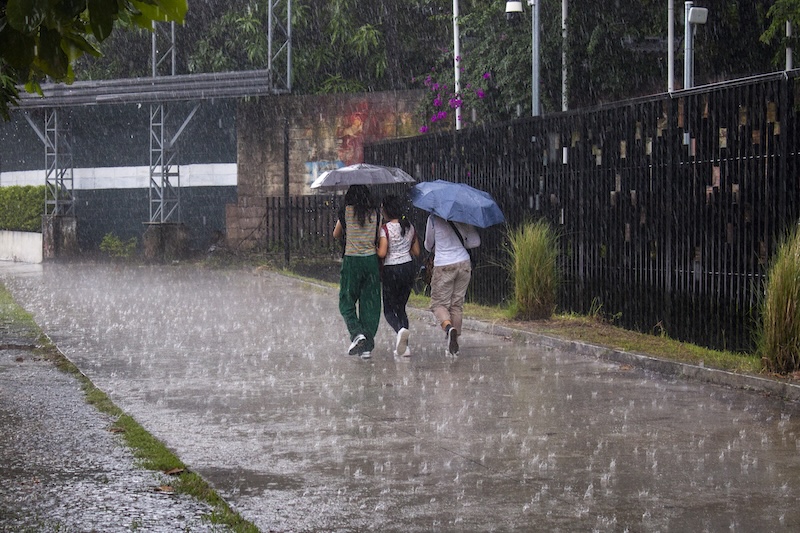 Pronostican lluvias, tormentas eléctricas y ráfagas de viento este domingo en El Salvador