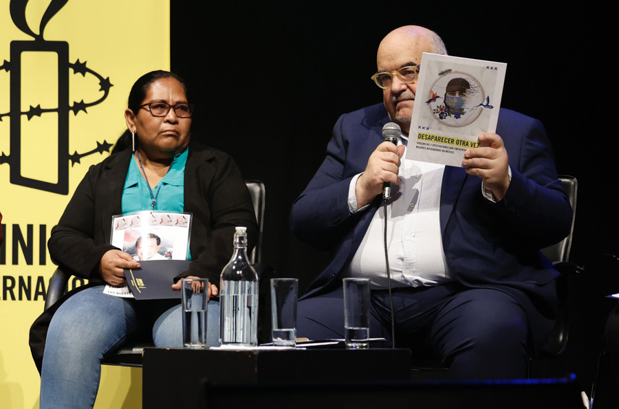 Madres buscadoras hallan fosas con restos humanos y más de 200 prendas en norte de México