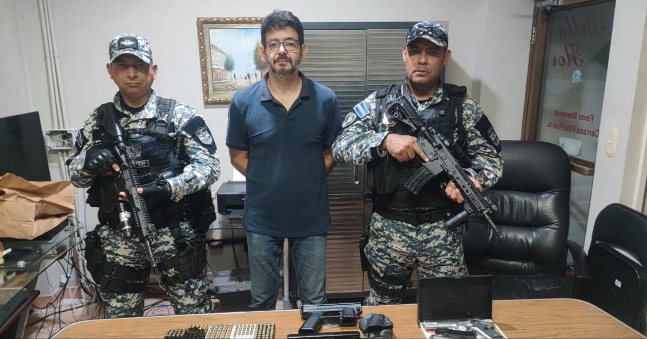 Ordenan captura de hombre acusado de esconder armas y municiones en su casa