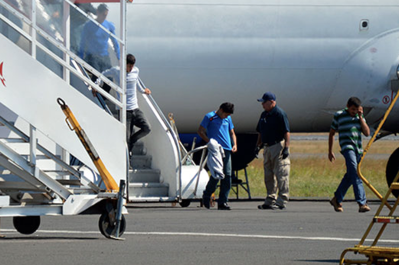 El gobierno daría estos beneficios fiscales a personas y empresas que contraten a salvadoreños retornados