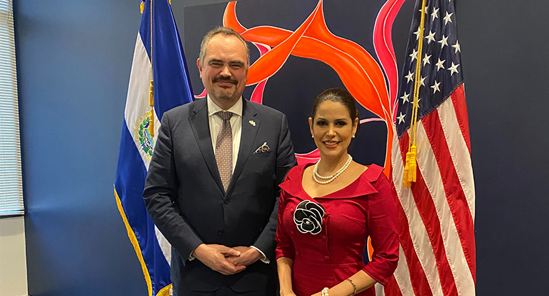 Subsecretario para control de armas de EEUU dice construyen «futuro más seguro» con El Salvador