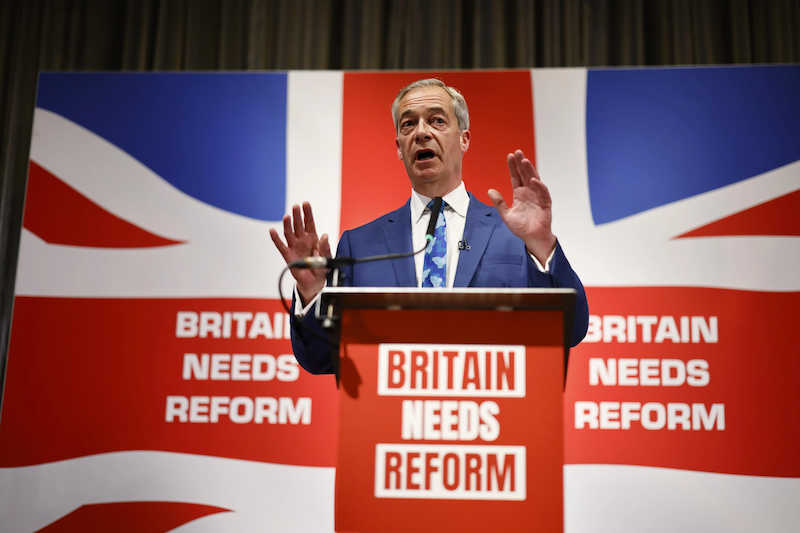 Político británico propone enviar criminales violentos de su país al CECOT en El Salvador