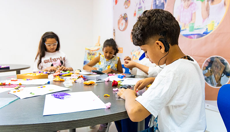 Fundación de la princesa marroquí Lalla Asmaa donará implantes para niños salvadoreños con deficiencias auditivas