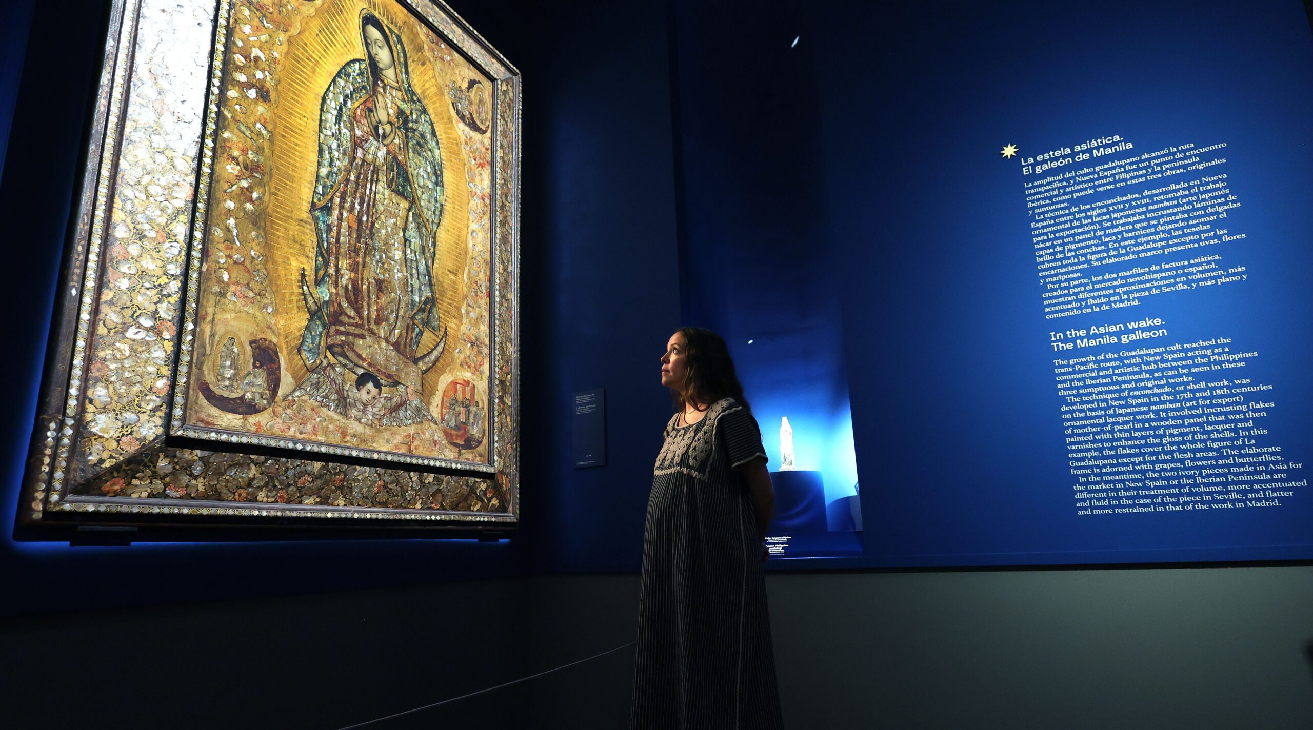 Natalia Lafourcade canta ante imagen de la Virgen de Guadalupe en Museo del Prado