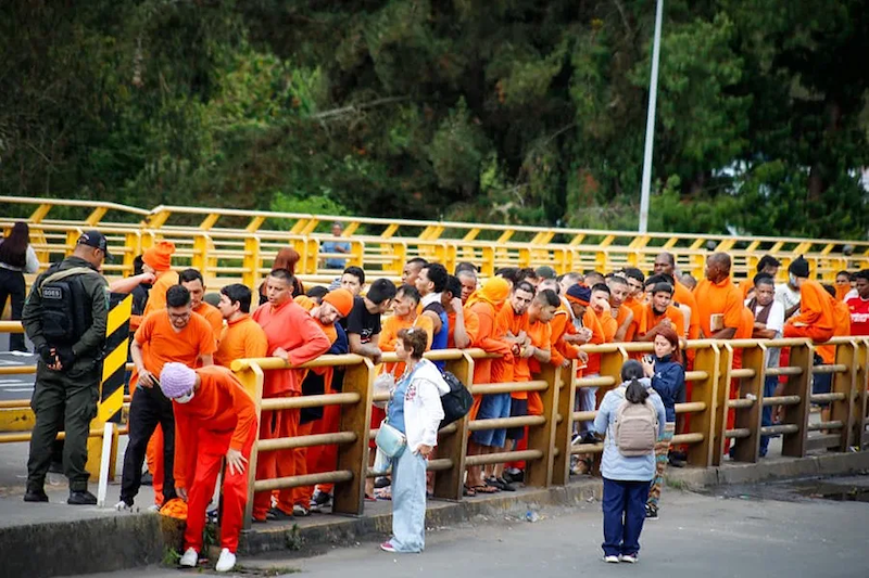 Ecuador deporta a 1,000 presos colombianos y Colombia exige protocolo