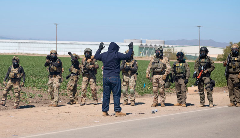 Muere trabajador agrícola al caer de techo en redada a granja de cannabis en California