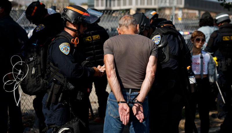 Clima de terror y alto costo de la vida en primer año de Trump, dicen grupos latinos