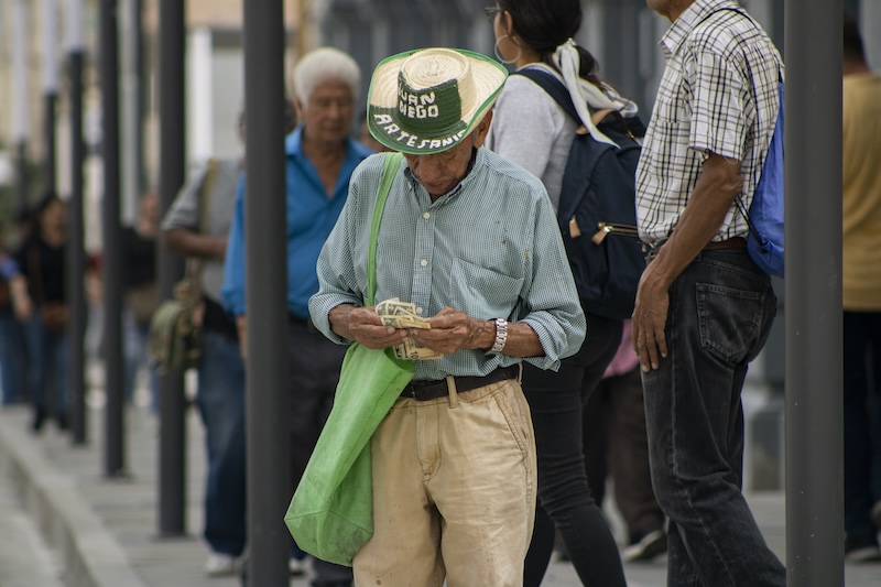 El 86.9 % de los salvadoreños tuvo un ingreso mensual menor a $817 en los últimos 12 meses