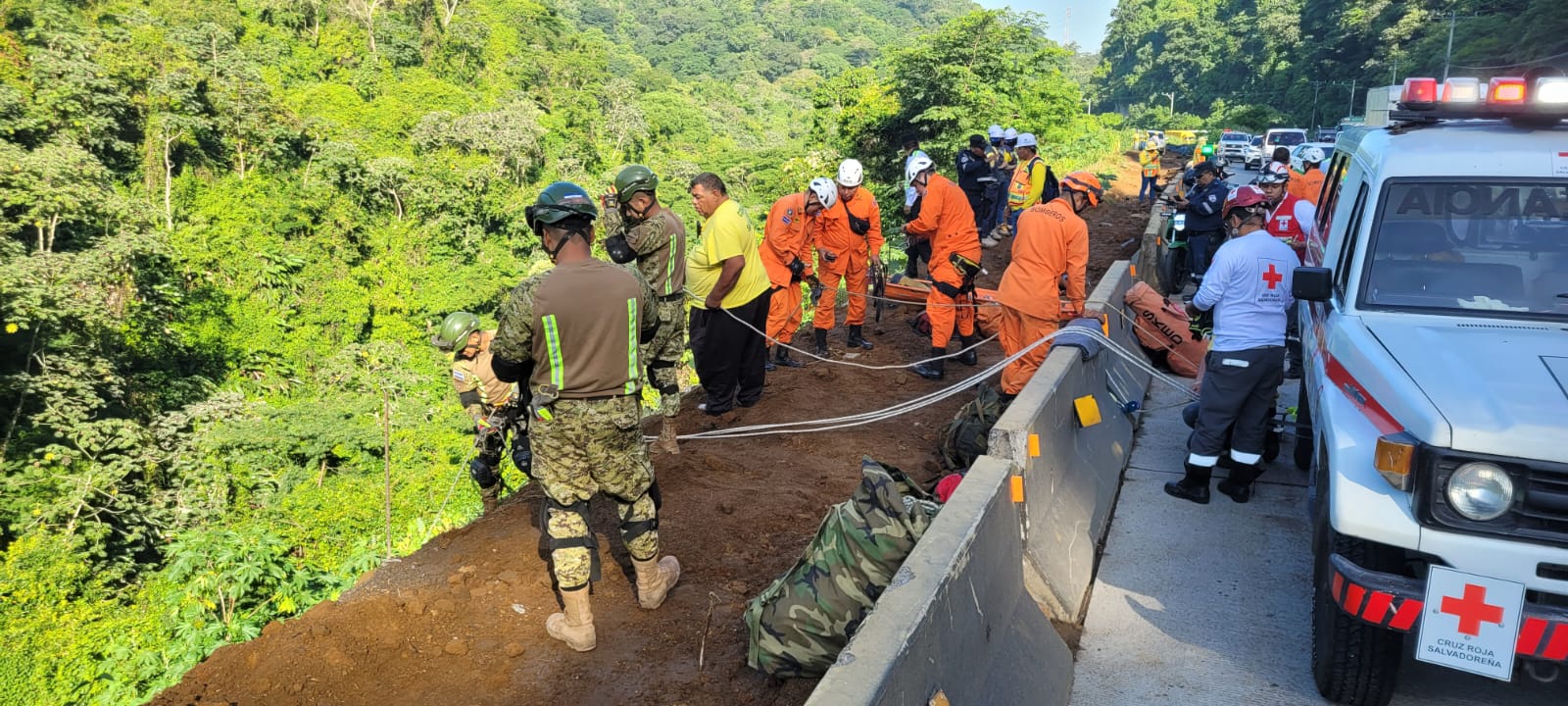 Rescatan a un motociclista que se precipitó en un barranco de Los Chorros