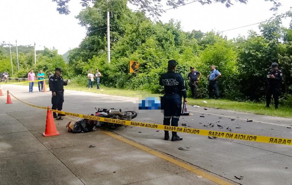 Muere motociclista que intentó sobrepasar un furgón en Texistepeque