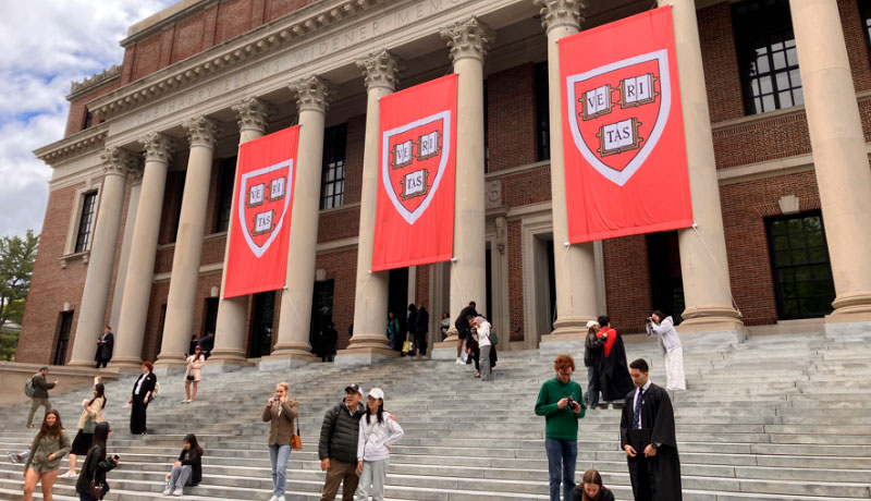 La Universidad de Harvard cerrará sus oficinas de diversidad como exigió Trump
