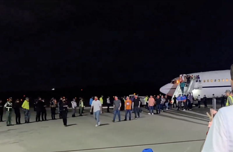 Aterrizan en Venezuela dos aviones con los 252 migrantes que estaban presos en El Salvador