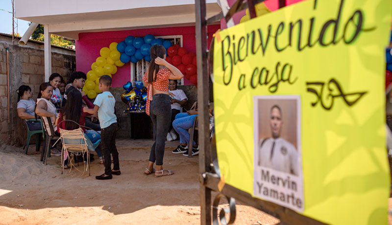 Un migrante venezolano presenta un querella civil en EEUU por haberlo enviado al CECOT