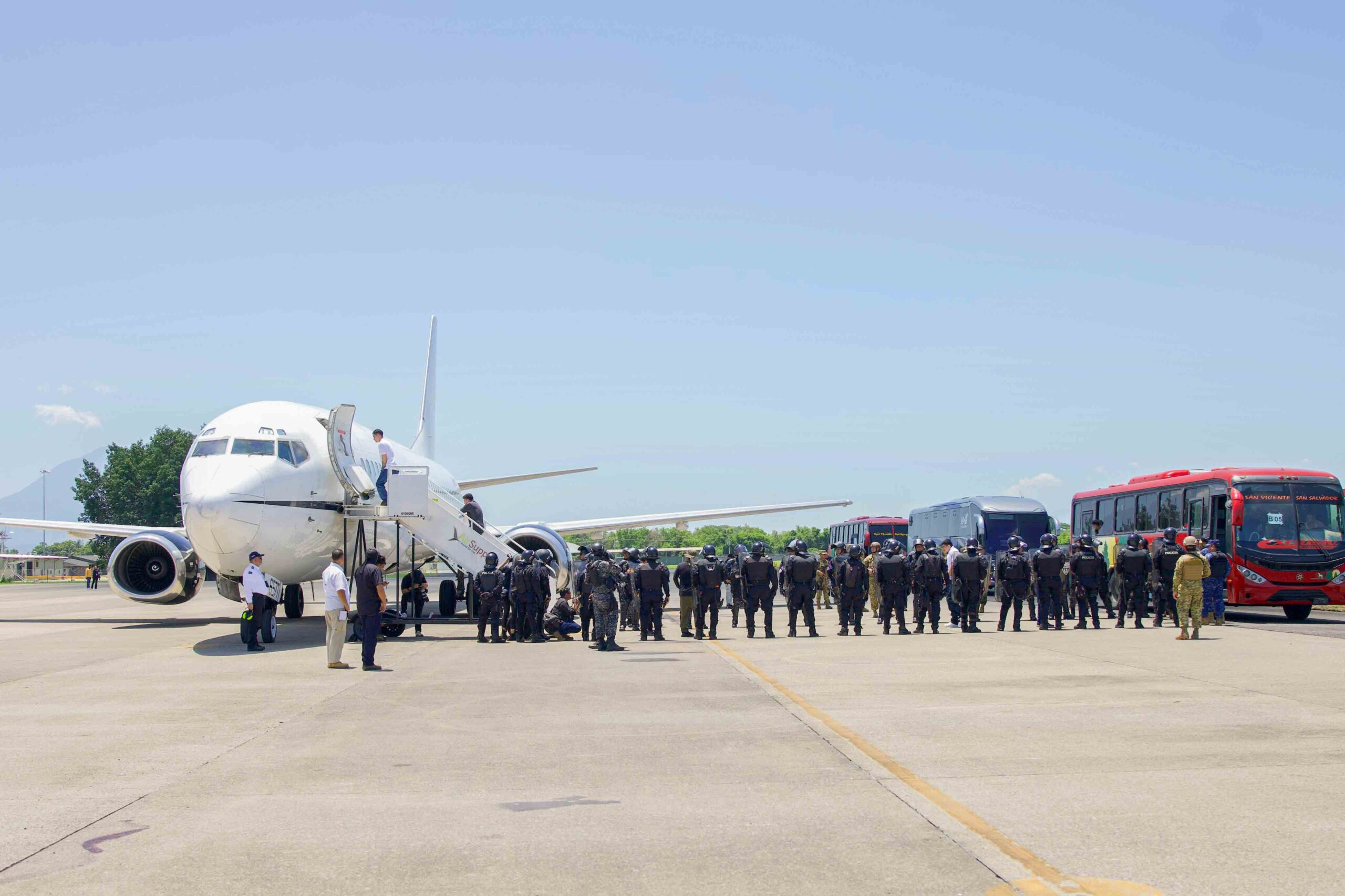 Venezolanos repatriados de El Salvador piden garantías para acudir a audiencia en EE.UU.