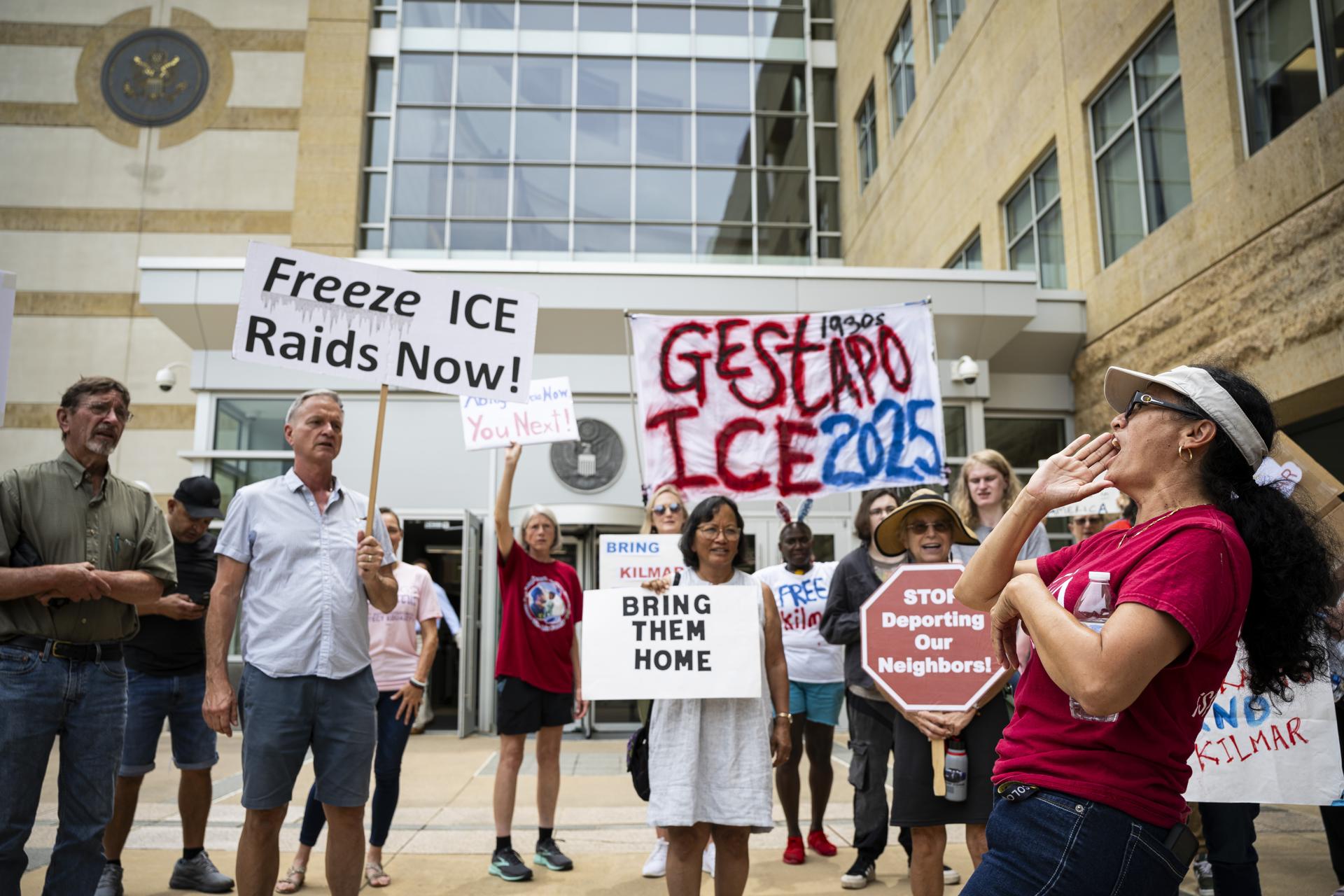 Grupos latinos condenan que ICE acceda a datos médicos de 79 millones de personas en EEUU
