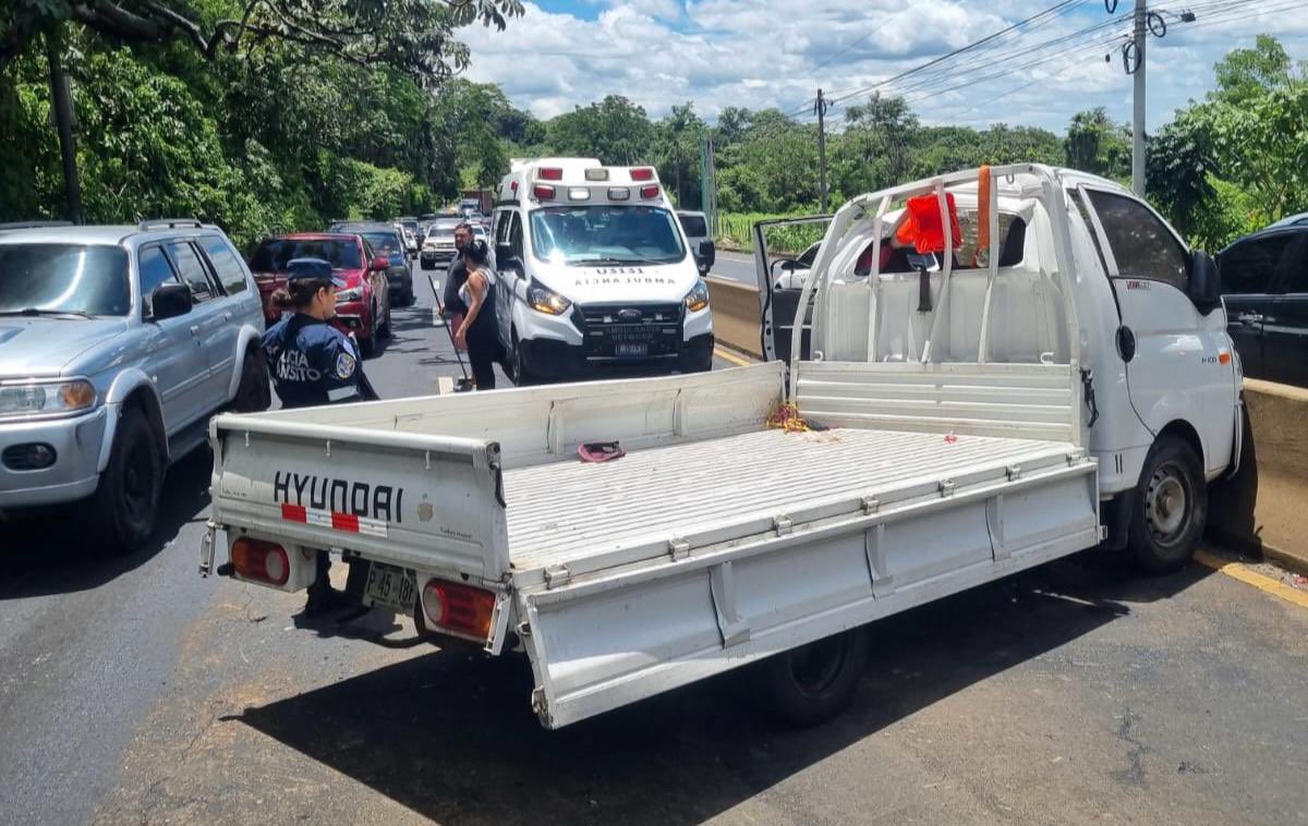 Dos lesionados en accidente provocado por explosión de una llanta de un camión de bebidas