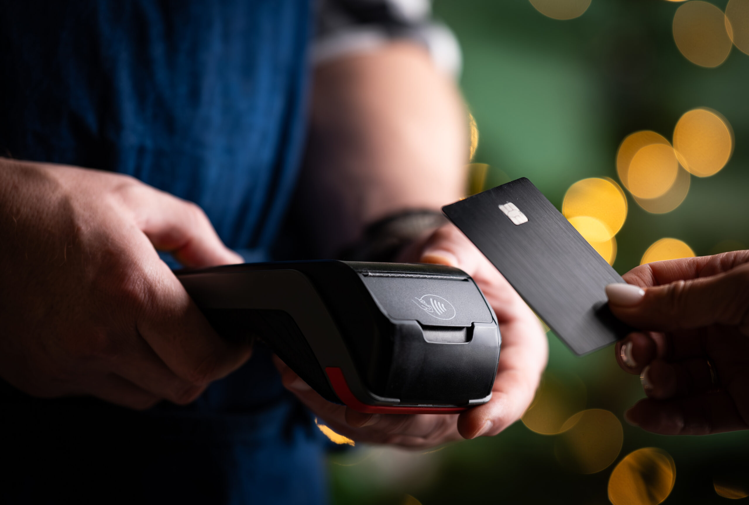 El 43 % de los salvadoreños tiene una cuenta bancaria, 7 % más que hace tres años