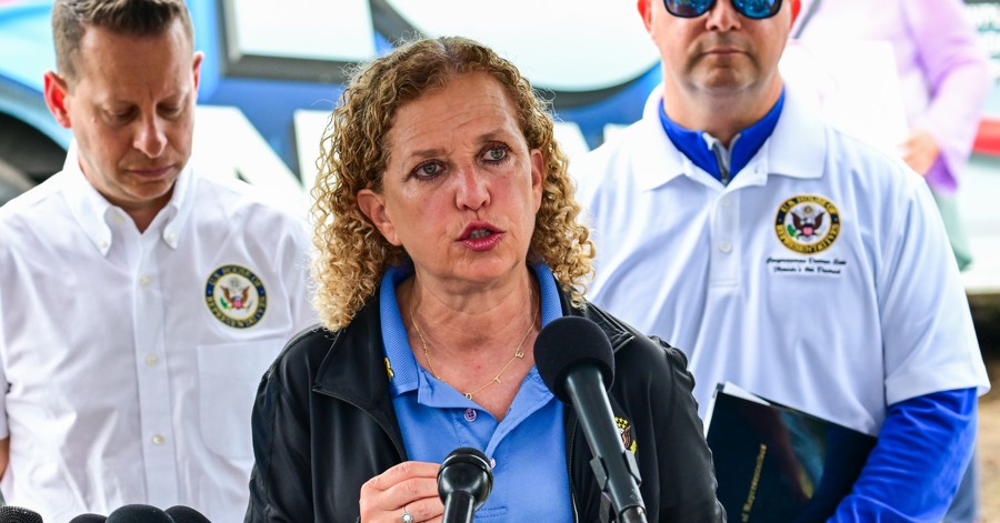 Legisladores denuncian que hay 750 migrantes en jaulas en el ‘Alligator Alcatraz’ de EEUU