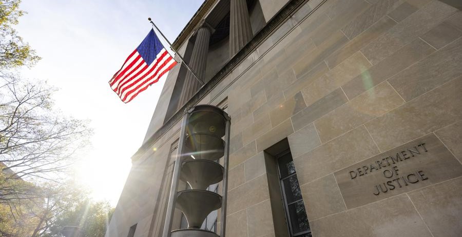 El caso de Jeffrey Epstein causa un choque interno en el círculo de Trump, el FBI y el DOJ