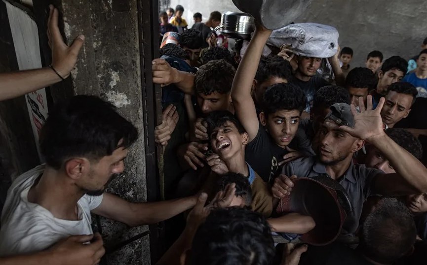 El único comedor solidario de Ciudad de Gaza lucha por alimentar a un millar de personas