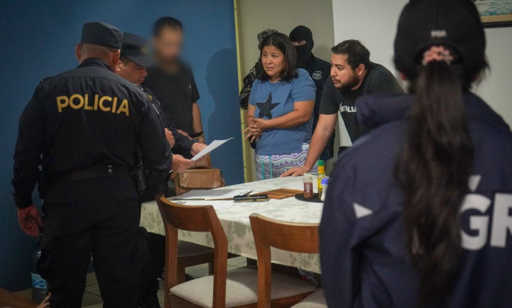 Desarticulan supuesta red acusada de estafar $247,000 tras hacerse pasar por expertos en inversiones