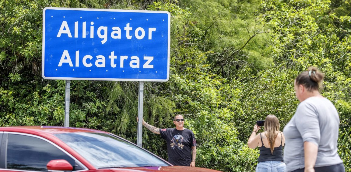 Demandan al Gobierno de Trump por limitar asesoría legal a migrantes en Alligator Alcatraz